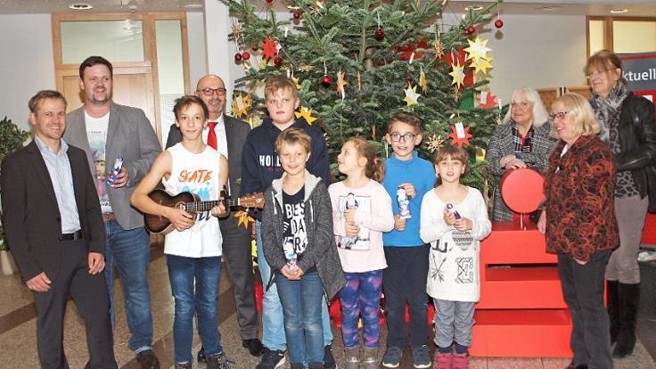 Mit einer kleinen Feierstunde im Foyer der Sparkasse wurde die Hilfsaktion "Pflücken Sie einen Wunschstern vom Weihnachtsbaum" eröffnet. Foto: Alfred Thieret