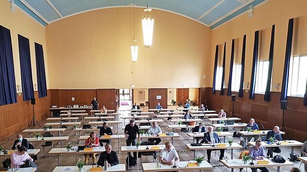 Corona-Haushaltsdebatte im umgerüsteten Kolpinghaus: OB Uwe Kirschstein (Mitte, mit dem Rücken zum Bild) und der sogenannte Ferienausschuss beschlossen am Dienstag den städtischen Etat für 2020. Foto: Ekkehard Roepert