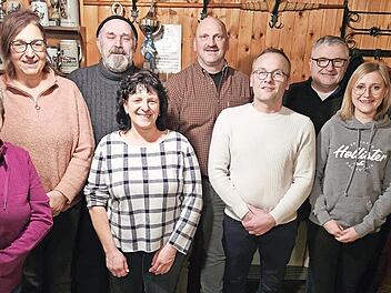 Der neue Vorstand (hinten von links): Sandra Dötzer, Jochen Heublein, Norbert Büttner, Raimund Schramm, Zweiter Bürgermeister Markus Pfadenhauer; (vorne von links): Manuela Ender, Kerstin Büttner, Werner Amon, Vanessa Löffler und Konrad Ender