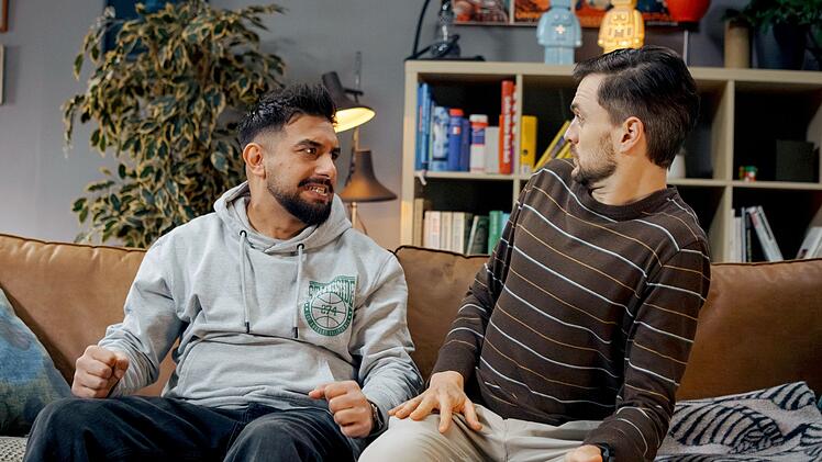 Die Kollegen Yunus (Zejhun Demirov, links) und Stimpel (Phil Laude) verkörpern alles andere als die typischen Lehrer einer Schule.