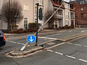 Ampel nach Unfall in Kulmbach abgeknickt