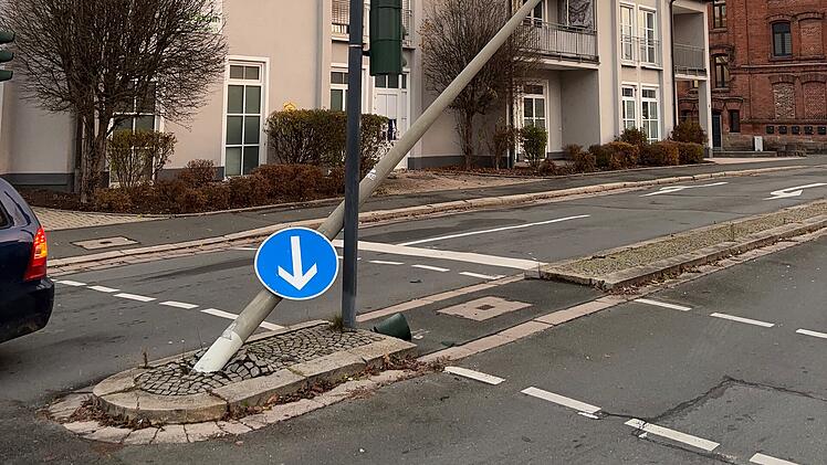 Ampel nach Unfall in Kulmbach abgeknickt