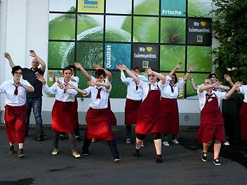 Die Edeka-Degen-Mitarbeiter sind mit Eifer dabei. Foto: Johanna Blum