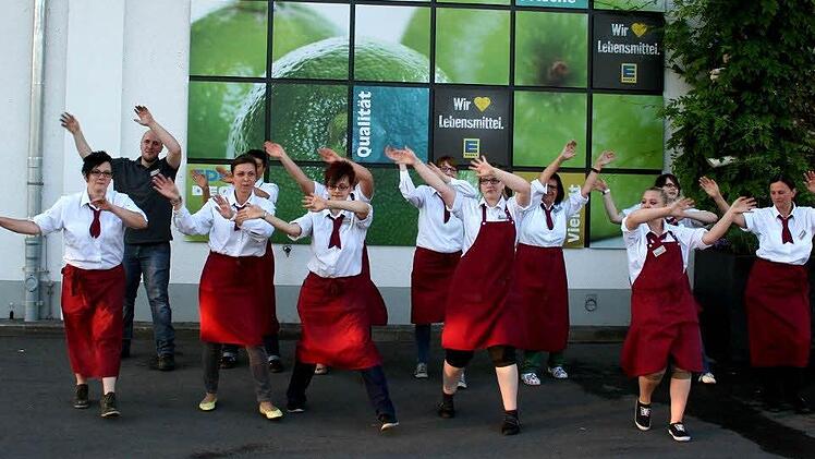 Die Edeka-Degen-Mitarbeiter sind mit Eifer dabei. Foto: Johanna Blum