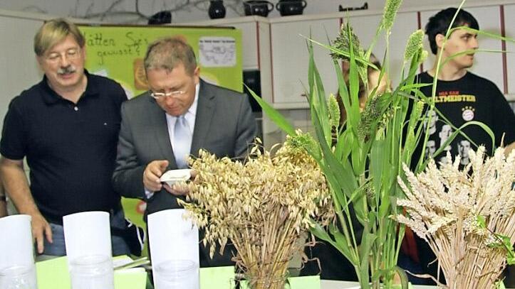 Bei der Getreideausstellung konnten auch (von links) Guido Winter, Leiter des Amtes für Landwirtschaft, und Oberbürgermeister Henry Schramm noch viel dazu lernen.  Fotos: Sonja Adam