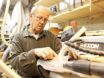 Karl Stötzer ist einer von 80 ehrenamtlichen Helfern im Familientreff. Er arbeitet in der Schreinerei an Holzfiguren, die auf dem Adventsmarkt verkauft werden sollen.  Foto: Thomas Heuchling