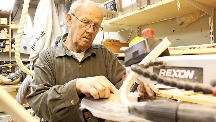 Karl Stötzer ist einer von 80 ehrenamtlichen Helfern im Familientreff. Er arbeitet in der Schreinerei an Holzfiguren, die auf dem Adventsmarkt verkauft werden sollen.  Foto: Thomas Heuchling