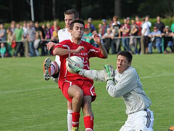 Voller Einsatz vor großer Kulisse: Das kennzeichnet die Relegation. Unser Bild zeigt eine Szene aus der Partie des Vorjahres zwischen der DJK Oberschwappach (mit Torwart Timo Hußlein und Markus Steinmetz, rotes Trikot) und der SG Rimbach/Lülsfeld, die 1000 Zuschauer sahen.