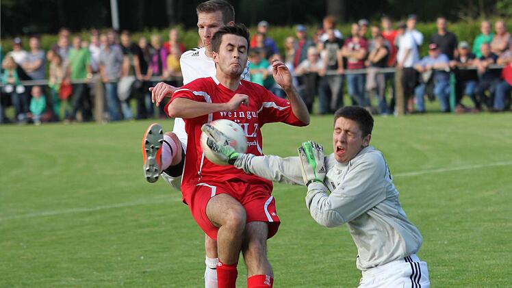 Voller Einsatz vor großer Kulisse: Das kennzeichnet die Relegation. Unser Bild zeigt eine Szene aus der Partie des Vorjahres zwischen der DJK Oberschwappach (mit Torwart Timo Hußlein und Markus Steinmetz, rotes Trikot) und der SG Rimbach/Lülsfeld, die 1000 Zuschauer sahen.