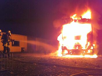 Nicht mehr viel zu retten gab es für die Neustadter Feuerwehr im vergangenen Jahr in der Nacht zum 26. Oktober, als ein Lkw auf einem Firmengelände in Flammen stand. Ein Mann aus Neustadt steht nun vor Gericht - ihm wird vorgeworfen, den Lkw angezündet zu haben.Foto: CT-Archiv
