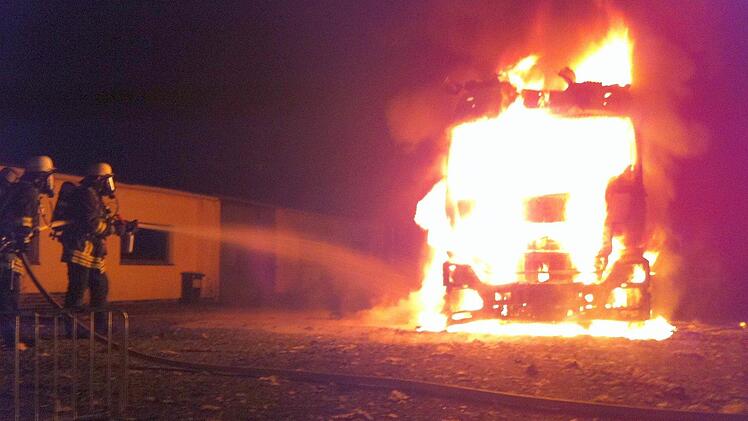 Nicht mehr viel zu retten gab es für die Neustadter Feuerwehr im vergangenen Jahr in der Nacht zum 26. Oktober, als ein Lkw auf einem Firmengelände in Flammen stand. Ein Mann aus Neustadt steht nun vor Gericht - ihm wird vorgeworfen, den Lkw angezündet zu haben.Foto: CT-Archiv