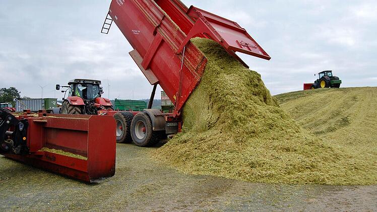 Während die Schlepper ihre Ladung auskippen, warten die Bagger schon, um die neue Solage zu verdichten. Fotos: Sigismund von Dobschütz