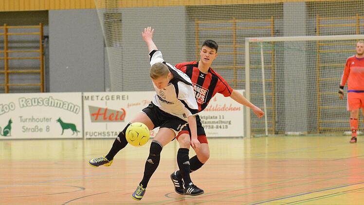 Szene aus dem Spiel des FC Bad Brückenau (in rot) gegen den FC Hammelburg. Foto: ssp