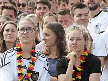 Mitfiebern ist heute angesagt: Arbeitnehmer müssen im Raum Bamberg meist ihre Überstunden und Urlaubstage bauen, um das Spiel der deutschen Elf verfolgen zu können.  Foto: Sebastian Schanz