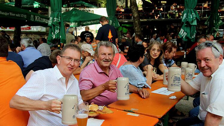 Die Rettungskräfte genossen den Abend auf der Sommerkirchweih.   Foto: Richard Sänger