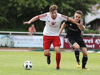 Gegen den zweikampfstarken Memmelsdorfer Römer (links) hat Sonnefelds Neuzugang Brückner das Nachsehen. Der TSV stand nach einer guten kämpferischen Leistung vor der Pause im zweiten Durchgang auf verlorenem Posten und unterlag deutlich mit 0:6. Foto: sportpress