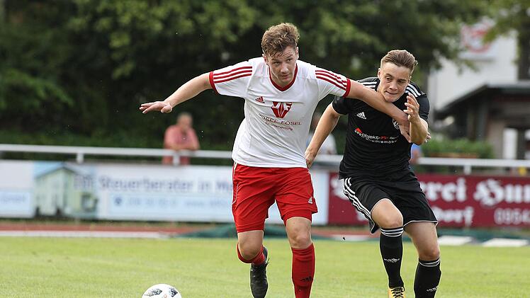 Gegen den zweikampfstarken Memmelsdorfer Römer (links) hat Sonnefelds Neuzugang Brückner das Nachsehen. Der TSV stand nach einer guten kämpferischen Leistung vor der Pause im zweiten Durchgang auf verlorenem Posten und unterlag deutlich mit 0:6. Foto: sportpress