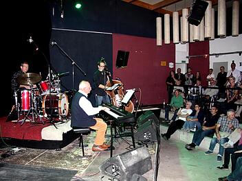 Thomas Fink am Klavier: Der Altmeister spielte erstmals auf der Music Base.  Foto: Richard Sänger