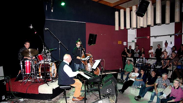 Thomas Fink am Klavier: Der Altmeister spielte erstmals auf der Music Base.  Foto: Richard Sänger