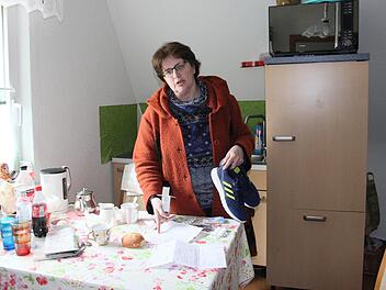 Uschi Schmidt in der Wohnung des Ehepaars. Seine nagelneuen Sportschuhe hat Hasan zurückgelassen.  Foto: Bernhard Panzer
