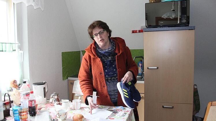 Uschi Schmidt in der Wohnung des Ehepaars. Seine nagelneuen Sportschuhe hat Hasan zurückgelassen.  Foto: Bernhard Panzer