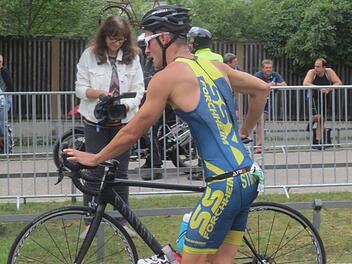Michael Stirnwei&szlig; beim Wechsel vom Schwimmen zum Radfahren. Der 30-J&auml;hrige kam als 38. von 60 Triathleten aus dem Main-Donau-Kanal. Fotos: SSV Forchheim
