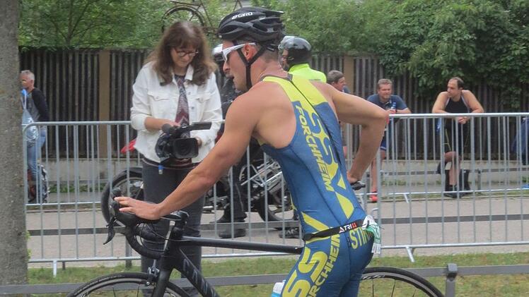 Michael Stirnwei&szlig; beim Wechsel vom Schwimmen zum Radfahren. Der 30-J&auml;hrige kam als 38. von 60 Triathleten aus dem Main-Donau-Kanal. Fotos: SSV Forchheim