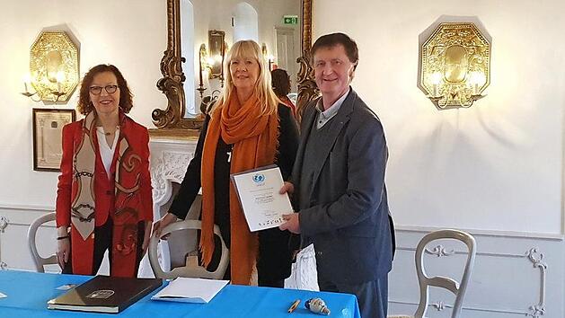 Für seine besonderen Verdienste um das Kinderhilfswerk Unicef erhielt Bürgermeister Hans-Peter Laschka eine Urkunde, überreicht von der stellvertretenden Vorstandsvorsitzenden des Kinderhilfswerks, Claudia Graus (Mitte). Links Gisela Schardt, Leiterin der Unicef-Arbeitsgruppe Oberfranken Foto: Maria Löffler
