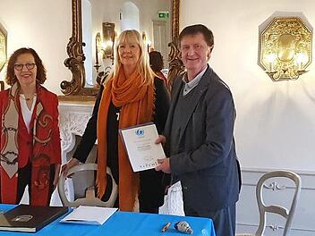 F&uuml;r seine besonderen Verdienste um das Kinderhilfswerk Unicef erhielt B&uuml;rgermeister Hans-Peter Laschka eine Urkunde, &uuml;berreicht von der stellvertretenden Vorstandsvorsitzenden des Kinderhilfswerks, Claudia Graus (Mitte). Links Gisela Schardt, Leiterin der Unicef-Arbeitsgruppe Oberfranken Foto: Maria L&ouml;ffler