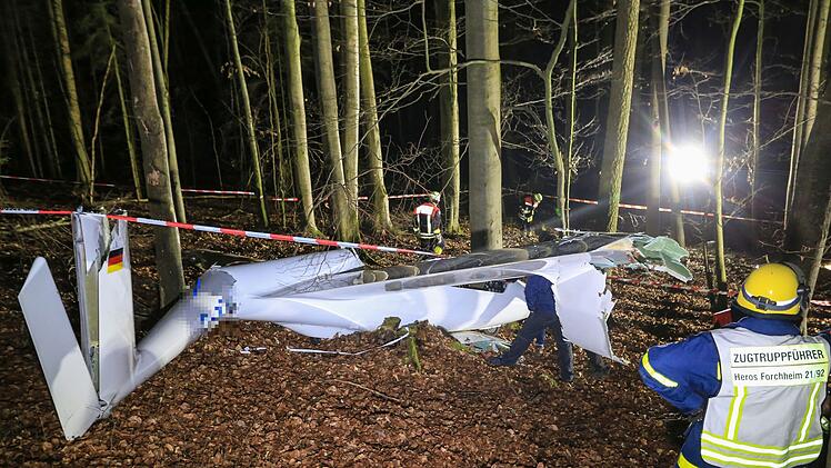 Segelflugzeug stürzt ab und bleibt in Baumkronen hängen