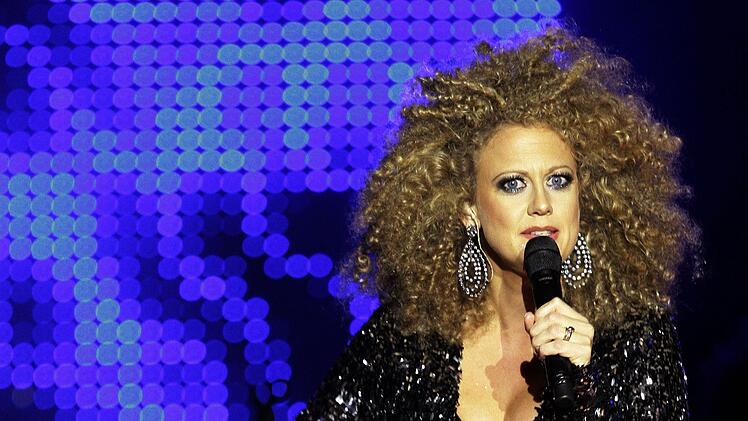 Ihr erstes Album "Jetzt singt sie auch noch!" veröffentlichte Schöneberger 2007. Zwei Jahre später folgte "Nochmal, nur anders" und die gleichnamige Tour.