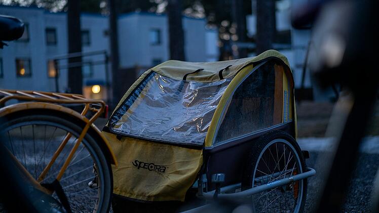 Ansbach: Fahrrad mit Anh&auml;nger st&uuml;rzt um - Kleinkind (2) verletzt