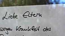 Ein Zettel an der Tür bietet den Eltern Soforthilfe an.