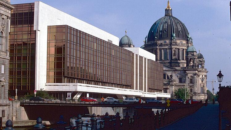 Im Vordergrund: "Der Palast der Republik", die Volkskammer der DDR und im Hintergrund der Dom.