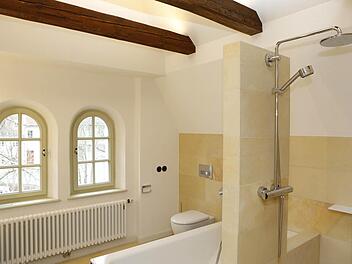 Schick aber nicht denkmalgerecht? Das neu eingerichtete Bad in der Villa Schröppel. Foto: Matthias Hoch