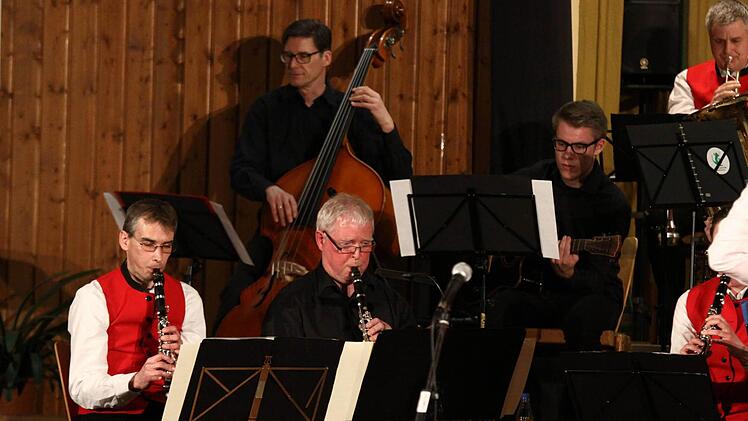Kontrabass, akustische Gitarre und Klarinette eine jazzige Zusammensetzung. Foto: Thomas Dill