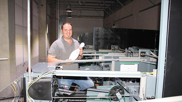 Betriebsleiter Daniel Fischer an den Maschinen, die die Pins wieder aufstellen. Foto: Ralf Ruppert