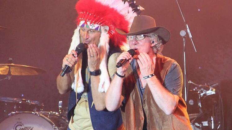 Pur-Frontmann Hartmut Engler (links) präsentiert sich als Rothaut zum Song "Wo sind all die Indianer hin" auf der Bühne (rechts neben ihm Gastmusiker Cherry Gehring). Foto: Sebastian Schmitt-Mathea