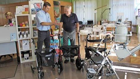 Stefan Dubois (l.) berät Gerhard Schmidt.  Fotos: Carmen Schwint