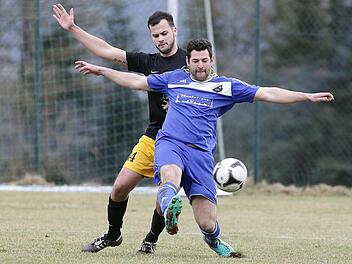 Michael Joneitis vom FC (vorn) lässt den RSCler Christian Then nicht an den Ball kommen. Fotos: sportpress