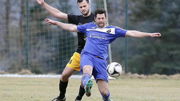 Michael Joneitis vom FC (vorn) lässt den RSCler Christian Then nicht an den Ball kommen. Fotos: sportpress