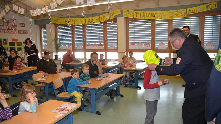 Feuerwehrleute und Schulkinder saßen gemeinsam auf der Schulbank. Die Schüler lernten das richtige Verhalten bei Feuer und Rauch, die Feuerwehrleute schulten sich im fachgerechten und kindgerechten Ausbilden von Schülern. Fotos: Karl-Heinz Hofmann