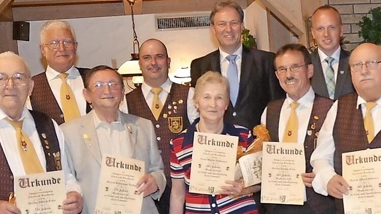 Gewürdigt wurde auch die jahrzehntelange Treue von (vorne, von links) Alfred Fehn und Raimund Trebes (70 Jahre) sowie Vereinswirtin Marie Schirmer, Armin Fehn und Alfred Büttner (60 Jahre). Unser Bild zeigt sie mit (hinten, von links) Bernhard Zipfel, Rene Gärtner, Schirmherr Landrat Klaus Löffler sowie Bürgermeister Thomas Löffler.