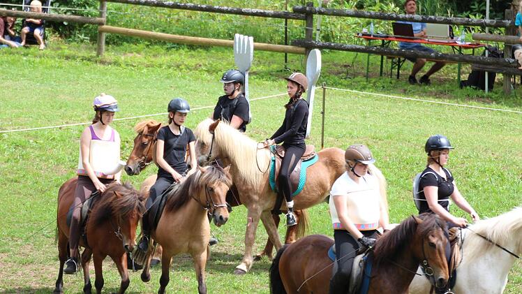 Aufführung der jungen Islandpferde-Reiter vom Altenberg in Oberbach im Jahr 2017.  Foto: Sebastian Schmitt