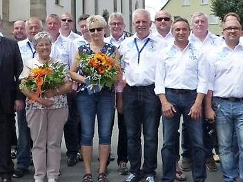 Zusammen stellten sich die Jubelstammtischler "Long Faces" mit den Ehrengästen der Kamera. Foto: Klaus-Peter Wulf