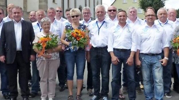 Zusammen stellten sich die Jubelstammtischler "Long Faces" mit den Ehrengästen der Kamera. Foto: Klaus-Peter Wulf