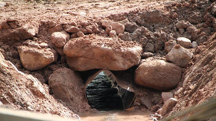 Durch dieses Rohr fließt das Wasser im Moment noch talwärts. Das wird nicht so bleiben. Foto: Ulrke Müller