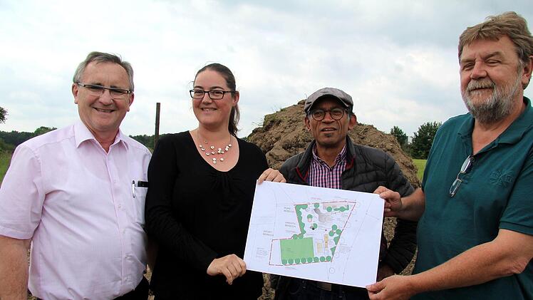 Verwaltungsleiter Martin Hofmann (von links), Kathrin Nißlein, SPD-Gemeinderat Roland Sekatzek und Bürgermeister Horst RehderRichard Sänger