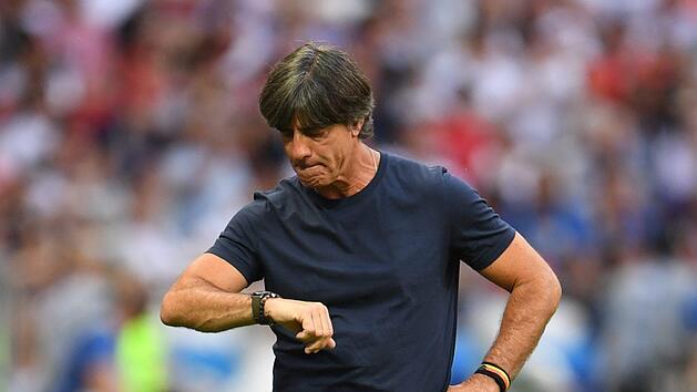 Ist seine Zeit abgelaufen? Joachim Löw räumte sich Bedenkzeit rund  um seine berufliche Zukuft beim Deutschen Fußball-Bund ein. Deutschland schied am Mittwoch (27. Juni 2018) als Letzter der Gruppe aus. Foto: Andreas Gebert / dpa