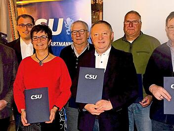 MdL Sandro Kirchner (von links) und Vorsitzender Florian Atzmüller gratulierten Paula Vogler, Karlheinz Vogler, Thomas Bold, Josef Haas und Karl Köhler.  Foto: Gerd Schaar